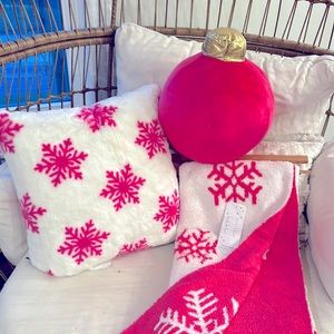 New RARE Nicole Miller Pink Viral Snowflake Blanket Throw + Christmas pillow set
